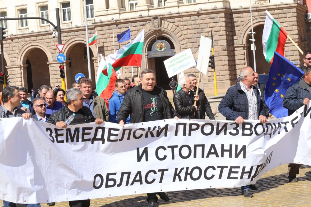 Извънредно! Масов бой в центъра на София, земеделци щурмуват министерство (СНИМКИ)