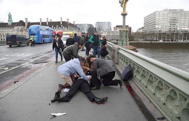 Журналист разкри какво се е случило с Тереза Мей по време на терора в Лондон! Изплуваха ужасяващи СНИМКИ (18+)! Гледайте НА ЖИВО