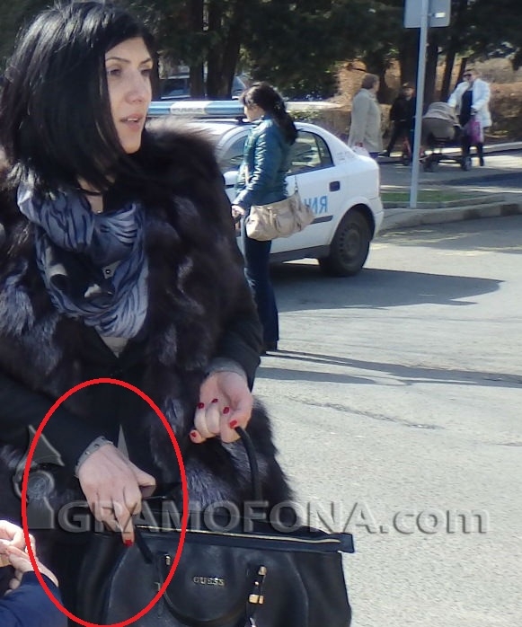 Водачка в шуробаджанашките листи на Марешки показва среден пръст на избирателите
