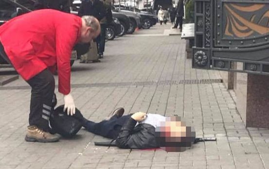 Първи СНИМКИ и ВИДЕО от разстрела на депутата Денис Вороненков - кръвта му се лее пред хотел в Киев (18+)