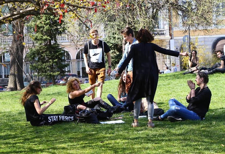 Фоторепортаж в БЛИЦ! Усмивки, забава и танци в центъра на София заради...