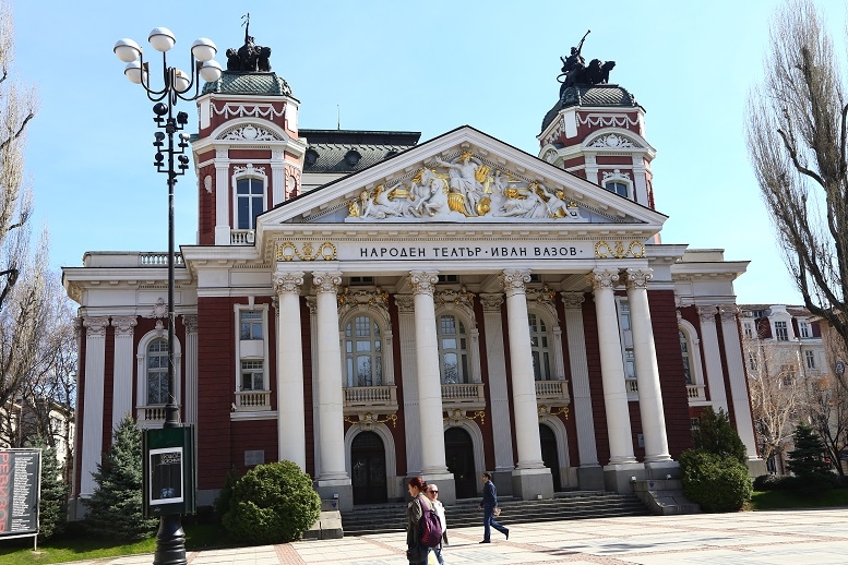 Екшън с паднало дърво пред Народния театър, има ранено момиче СНИМКИ