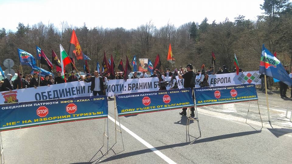 Патриотите завардиха и Малко Търново! Заканват се, че и пиле няма да прехвръкне (ВИДЕО)