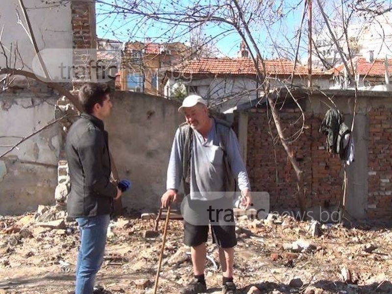 Изхвърлиха дрехите и кашоните на Краля на клошарите, той отказва да се мести (СНИМКА)