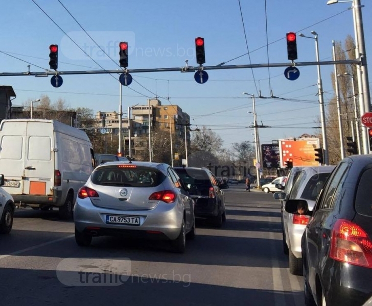 Камикадзе профуча на червено и за малко да убие пешеходец! (СНИМКИ)