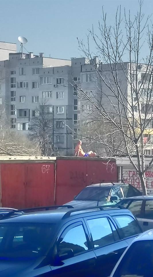 Само в БЛИЦ! Софийски батка вече посрещна лятото, ето къде се препича като змийче (СНИМКА)
