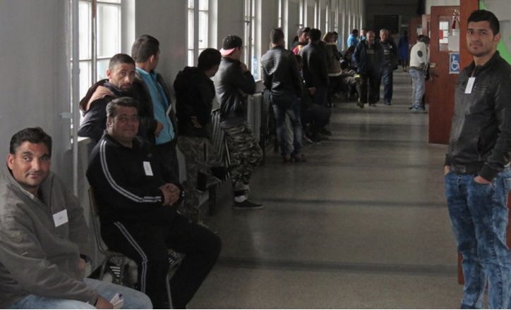 Роми с вид на мутри респектират пред секции в Бургас
