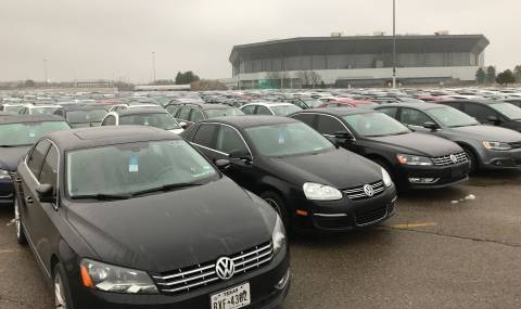 Къде, как и защо почти нови 120 000 дизелови VW-а гният под открито небе? (ВИДЕО)