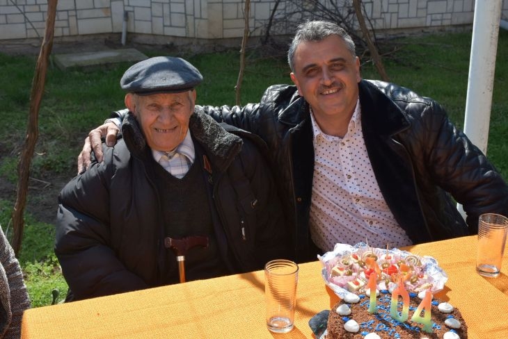 104-годишен столетник от Пловдивско сам отглежда лимонови дръвчета (СНИМКИ)