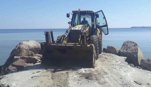 Скандал: Багери „захапаха” буните на най-скъпия плаж в България  (СНИМКИ)