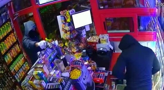 Маскирани бандюги опряха пистолет в главата на продавачка от Шумен и... (ВИДЕО)