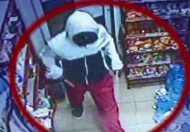 Бургазлията, изгонил въоръжен апаш от магазин, извадил нож, по-голям от неговия (СНИМКИ)