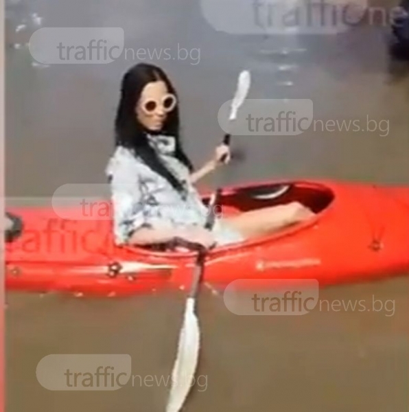 Уникално ВИДЕО! Пловдивчанка извади каяк и го подкара по улицата след наводнение