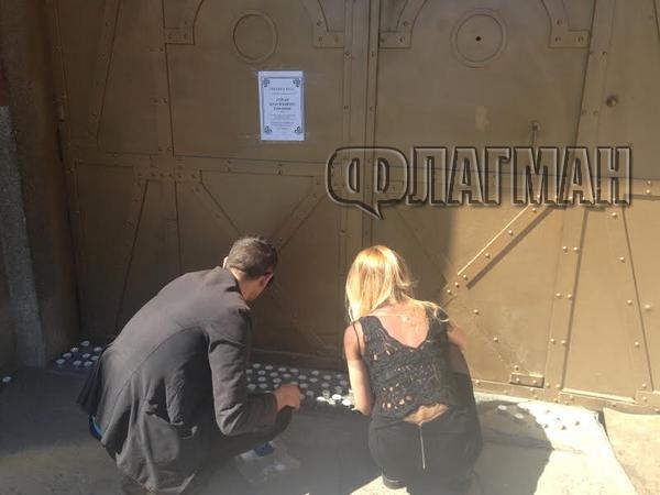 Близки на Горан отрупаха със свещи входа на бургаския затвор (СНИМКИ)