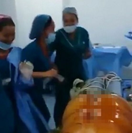 Хирурзи си спретнаха луд купон с танци около тялото на гол пациент в операционната (СКАНДАЛНО ВИДЕО 18+)