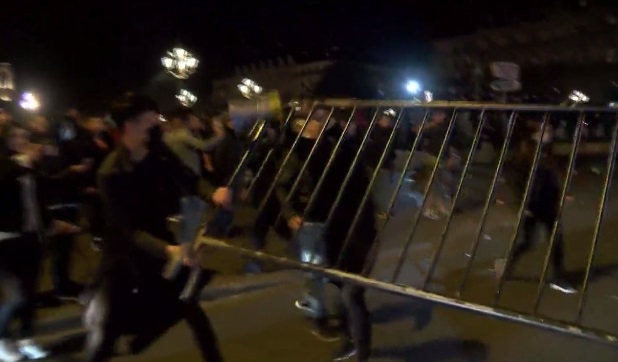 В Париж е страшно: Китайци громят трета нощ подред, полицията ги бие, Москва пита Запада защо си мълчи за насилието на властите (ВИДЕО)
