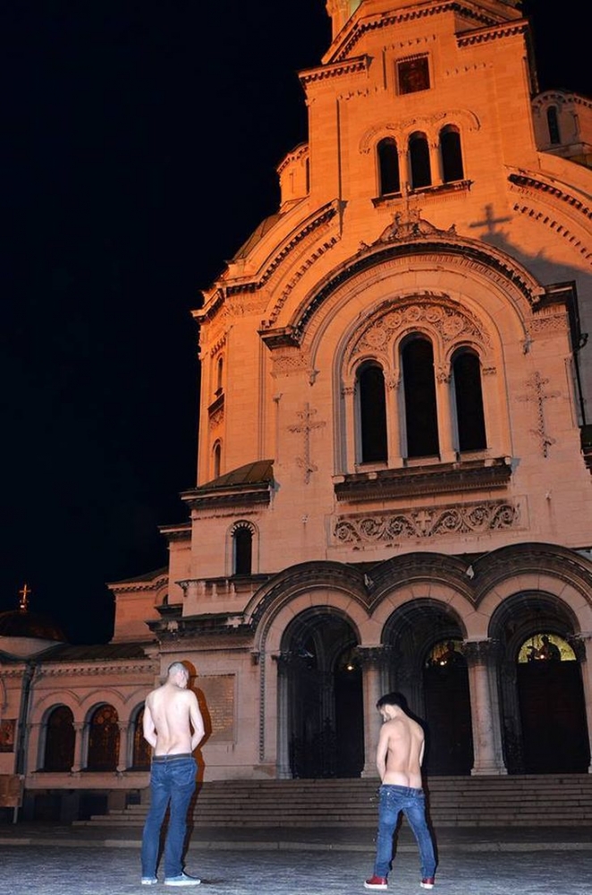 Рапъри препикаха храм-паметник Александър Невски пред очите на полицаи и... (СНИМКИ 18+/ВИДЕО)
