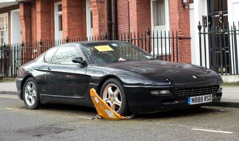 Мистерия! Гъзарско Ferrari гние на пъпа на Лондон години наред (СНИМКИ)