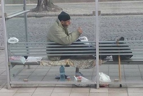 Пловдивчанин се опита да помогне на  този бездомник, но се случи нещо, от което остана като попарен