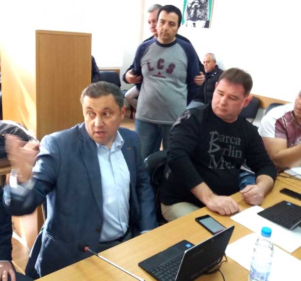 Бесен скандал в Сандански! Данъчен чиновник към Яне Янев: Защо преби баща ми Страхил?