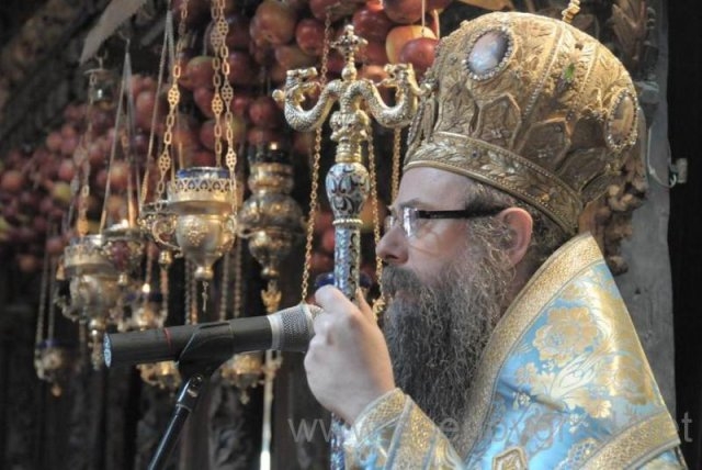 Раздават благословени ябълки на жени, молещи се за бебе, днес в Асеновград