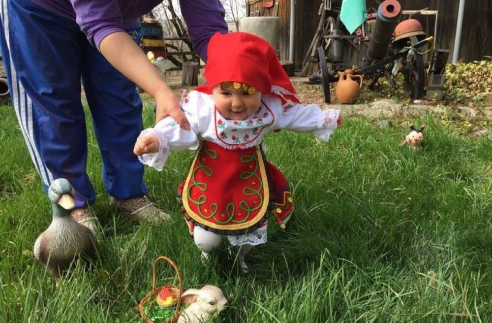 Снимките на това малко момиченце ще ви трогнат, родолюбива майка засрами всички с предизвикателството, което отправи (СНИМКИ)
