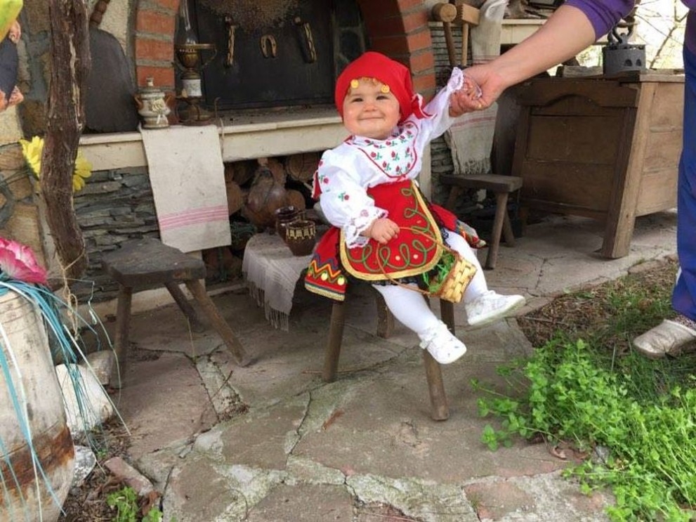 Снимките на това малко момиченце ще ви трогнат, родолюбива майка засрами всички с предизвикателството, което отправи (СНИМКИ)