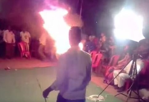 Ужасяващо ВИДЕО, индиец се самозапали на парти, причината ще ви смае (18+)