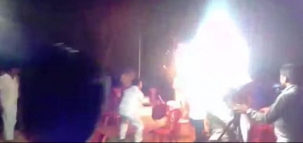 Ужасяващо ВИДЕО, индиец се самозапали на парти, причината ще ви смае (18+)