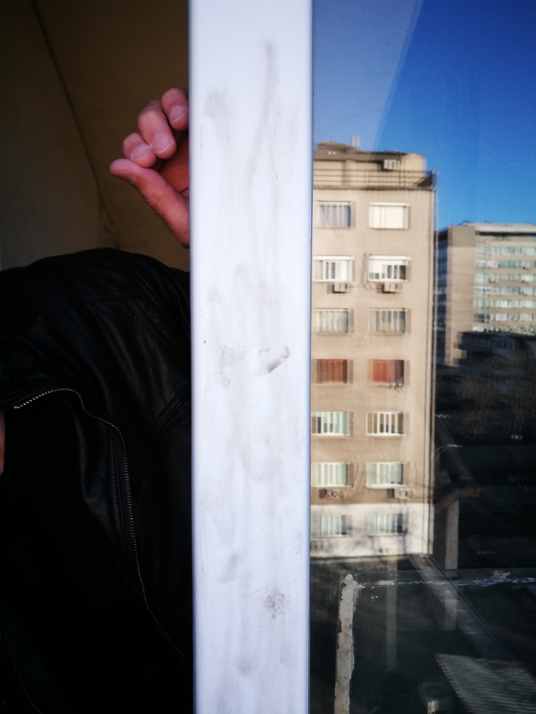 Само в БЛИЦ! Смъртта на Деймън все по-загадъчна: Висял от перваз между 6-я и 7-я етаж - сочат следи от пръстите му! (СНИМКИ)