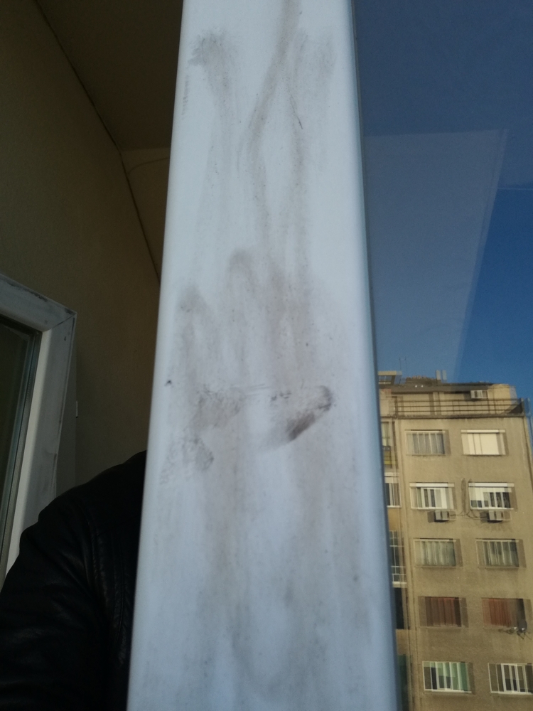 Само в БЛИЦ! Смъртта на Деймън все по-загадъчна: Висял от перваз между 6-я и 7-я етаж - сочат следи от пръстите му! (СНИМКИ)