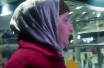 Майката на терориста Акбаржон Джалилов пристигна в Петербург, не проронва нито дума (ВИДЕО)