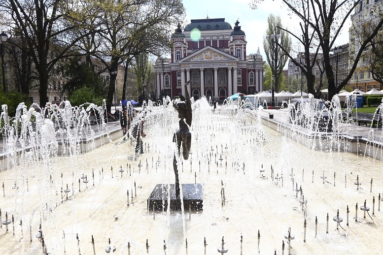Фоторепортаж на БЛИЦ: Лятото наближава! Вече го посрещнаха пред Народния театър