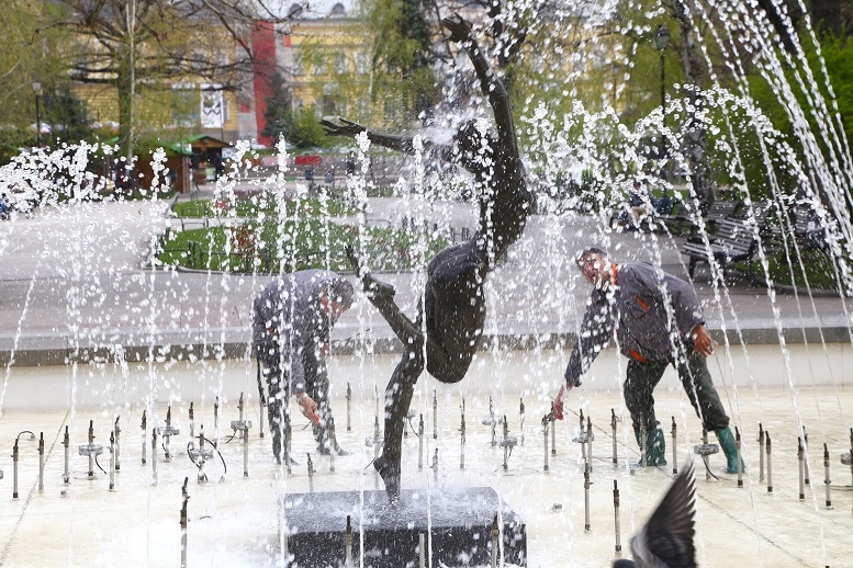 Фоторепортаж на БЛИЦ: Лятото наближава! Вече го посрещнаха пред Народния театър