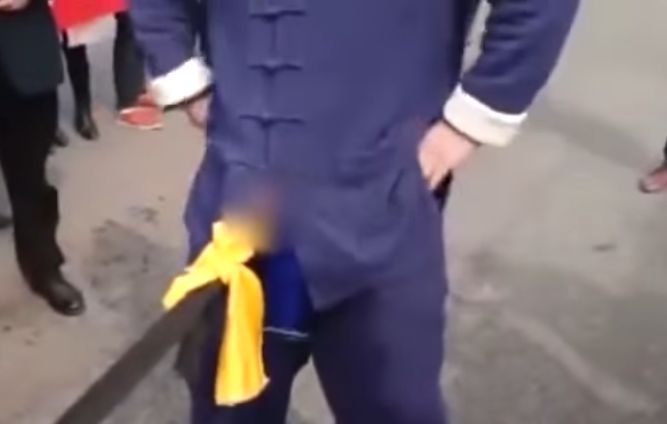 Кунг-фу майстор завърза седем коли и ги влачи с оная си работа (УНИКАЛНО ВИДЕО 18+)