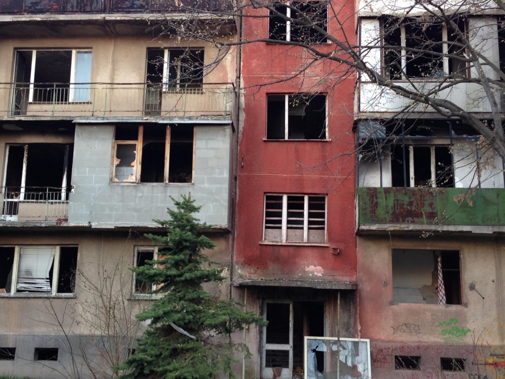 Паника в мрежата: Това е блокът на ужасите в София, може да се срути всеки момент (СНИМКИ)