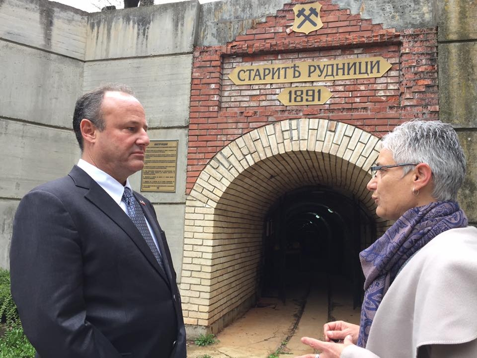 Не е за вярване какви ги свърши американският посланик у нас (СНИМКИ)