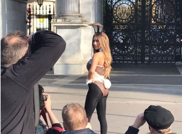 Модел на Playboy стана великденско зайче и показа шоколадови прелести по улиците на Лондон (ВИДЕО 18+)