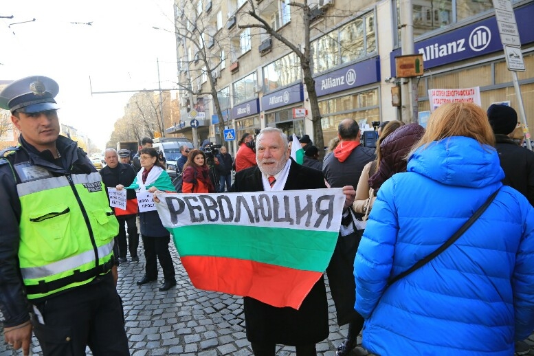 Гневът расте! Десетки граждани с бурни скандирания пред сградата на КЕВР, развяват трибагреник с надпис "революция" (СНИМКИ)
