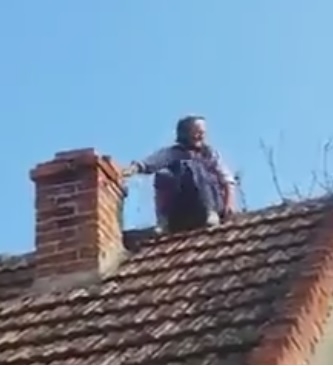 71-годишната Вера се превърна в сензация! ВИДЕО показа какво прави бабката на покрива