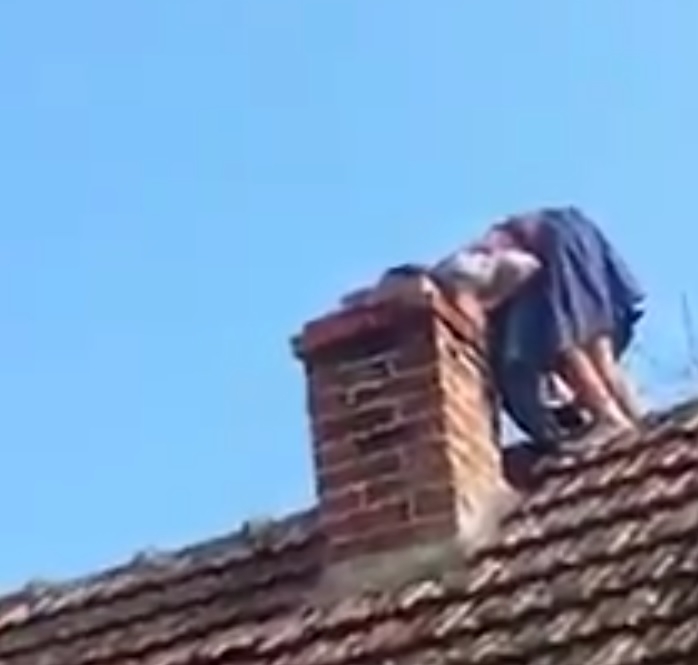 71-годишната Вера се превърна в сензация! ВИДЕО показа какво прави бабката на покрива