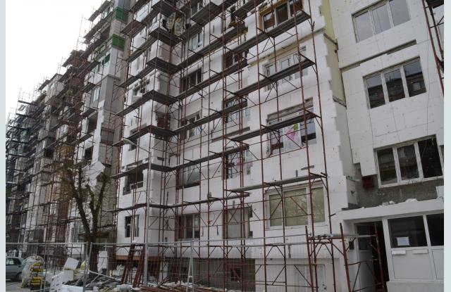 Такава дивотия може да се види само в БГ - свалят изолацията на саниран блок (СНИМКА)  