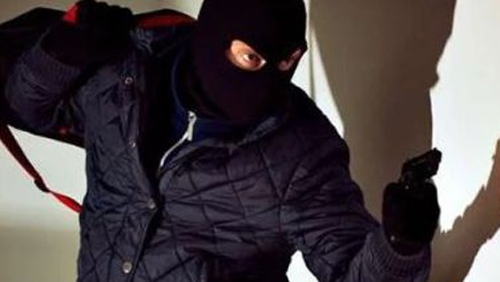 Дядо от санданско село преживя истински кошмар в съня си! Маскирани нахлуха в къщата му, заплашиха го с убийство и ....
