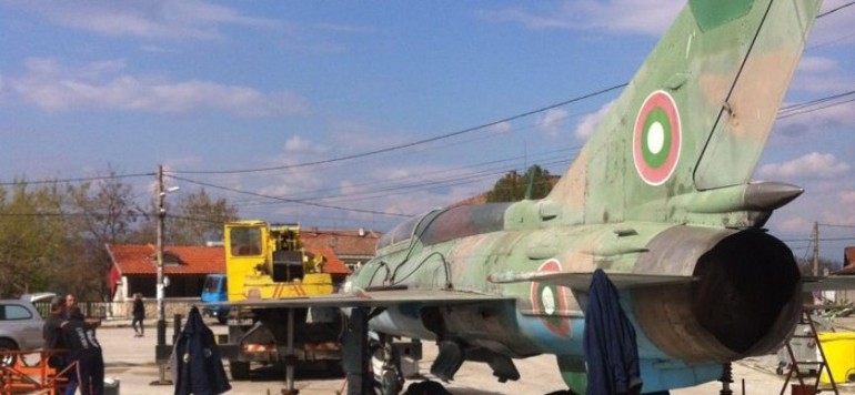 Село се сдоби с военен самолет