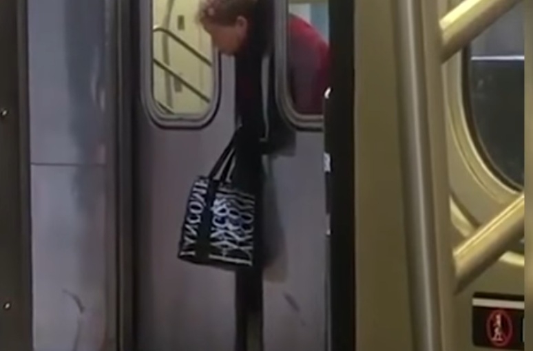 Ужас в нюйоркското метро! Врата заклещи главата на жена, десетки гледат, никой не помага (ВИДЕО)