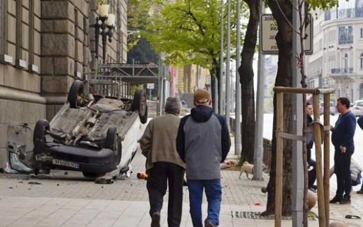 Зрелищна катастрофа на жълтите павета в София, кола навири колелета (СНИМКИ)