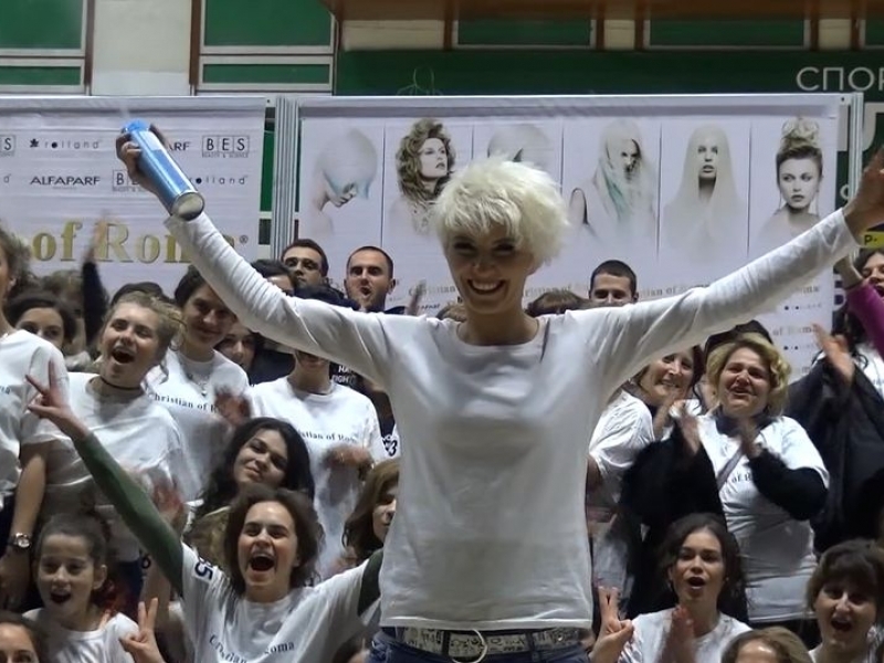 Топ фризьорка очаква потвърждение за рекорда си от Гинес 
