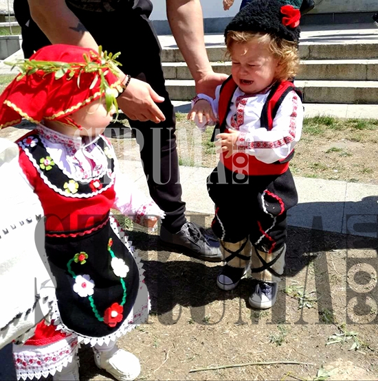 Урок по патриотизъм! 12-месечната Радослава направи истински фурор на Цветница (СНИМКИ) 