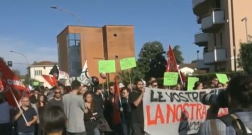 Улиците в Лука почерняха от народ! Недоволни излязоха на протест срещу срещата на Г-7 (ВИДЕО)