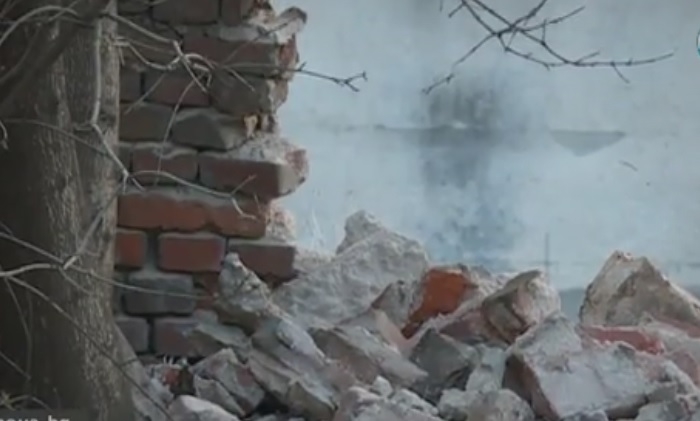 Стената, срутила се върху коли, е ограда на бивша казарма (ВИДЕО)
